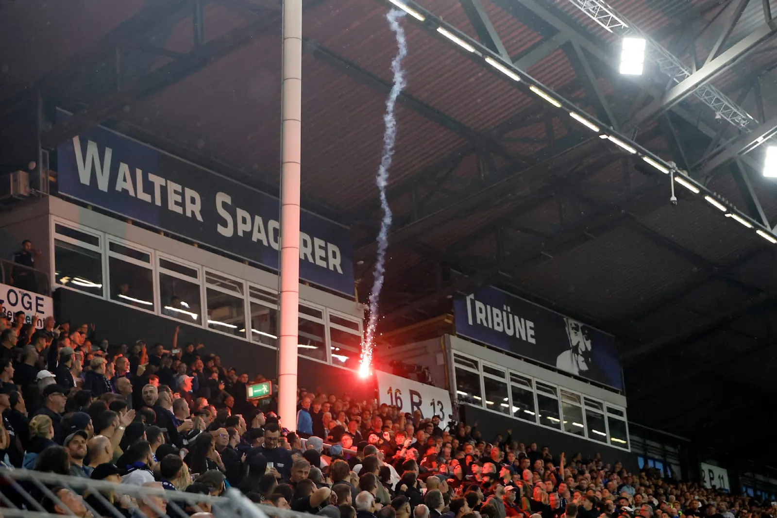 Eine Rakete landet auf einer Sitzplatztribüne
