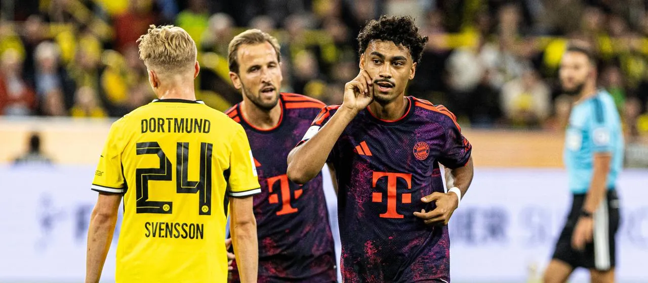 Bayern Münchens Nathaniel Brown (v. r.) bejubelt seinen Führungstreffer im Supercup