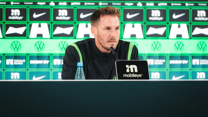 VfL-Wolfsburg-Trainer Tobias Strobl spricht bei einer Pressekonferenz.